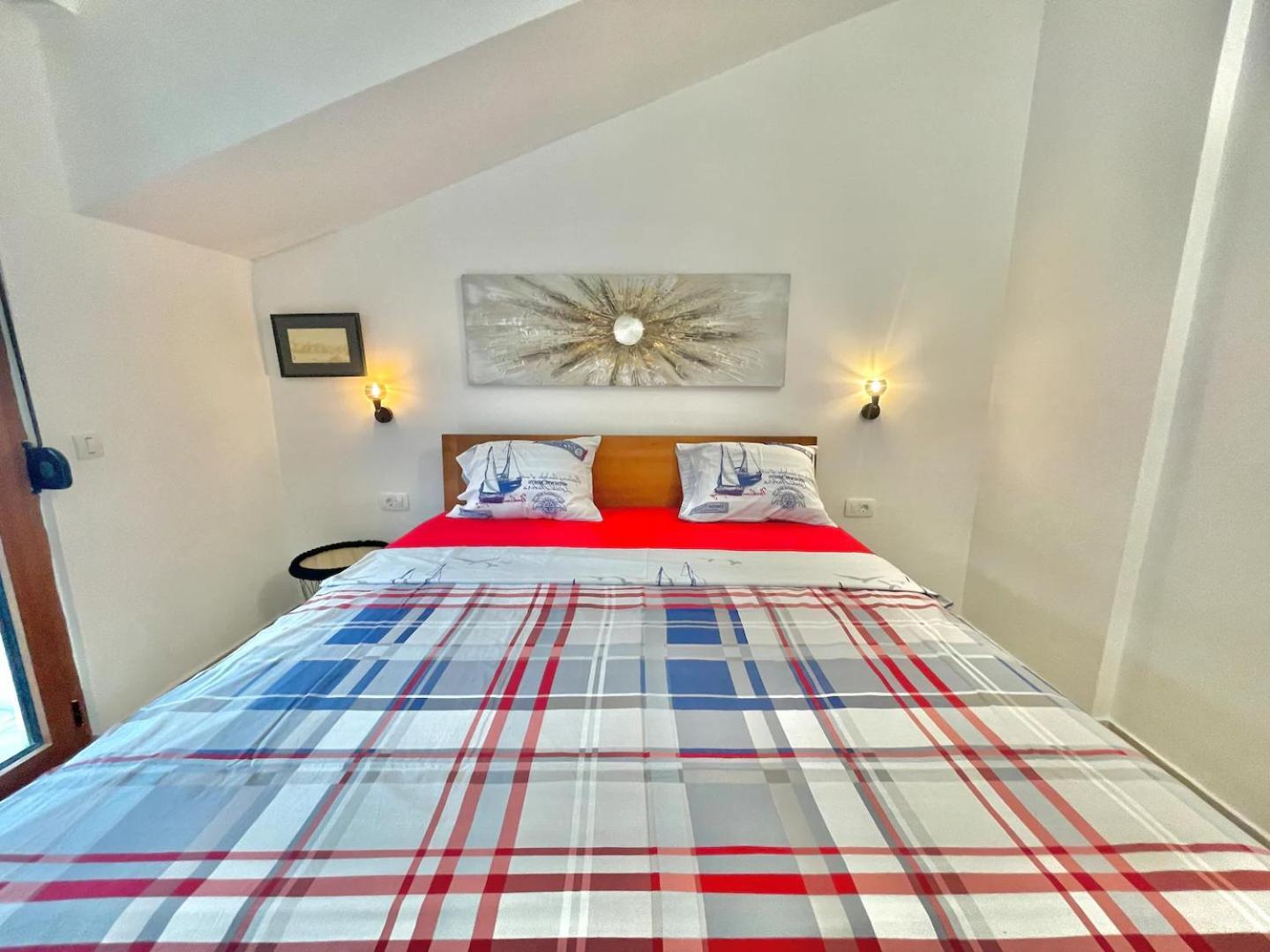 Perfect 2-bd With Terrace Apartment